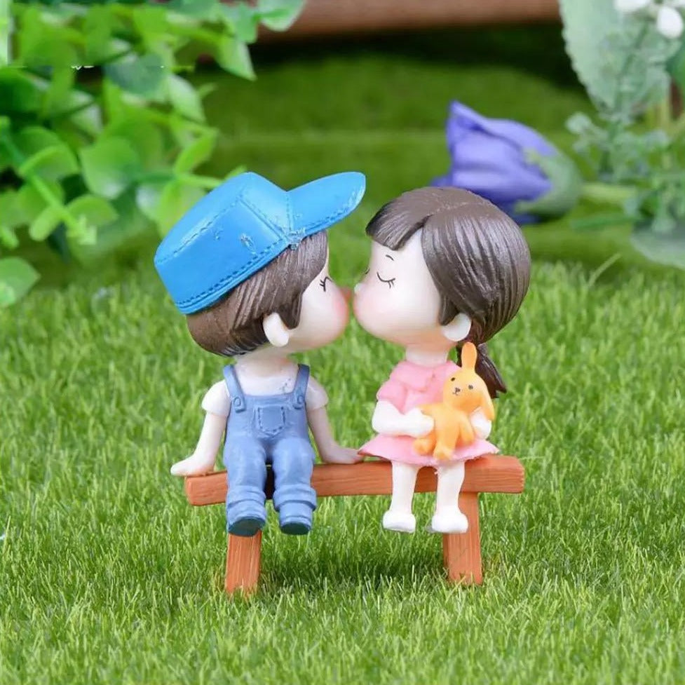 Fairy Garden Terrarium Resin Miniature People Couple Kissing - Style 1